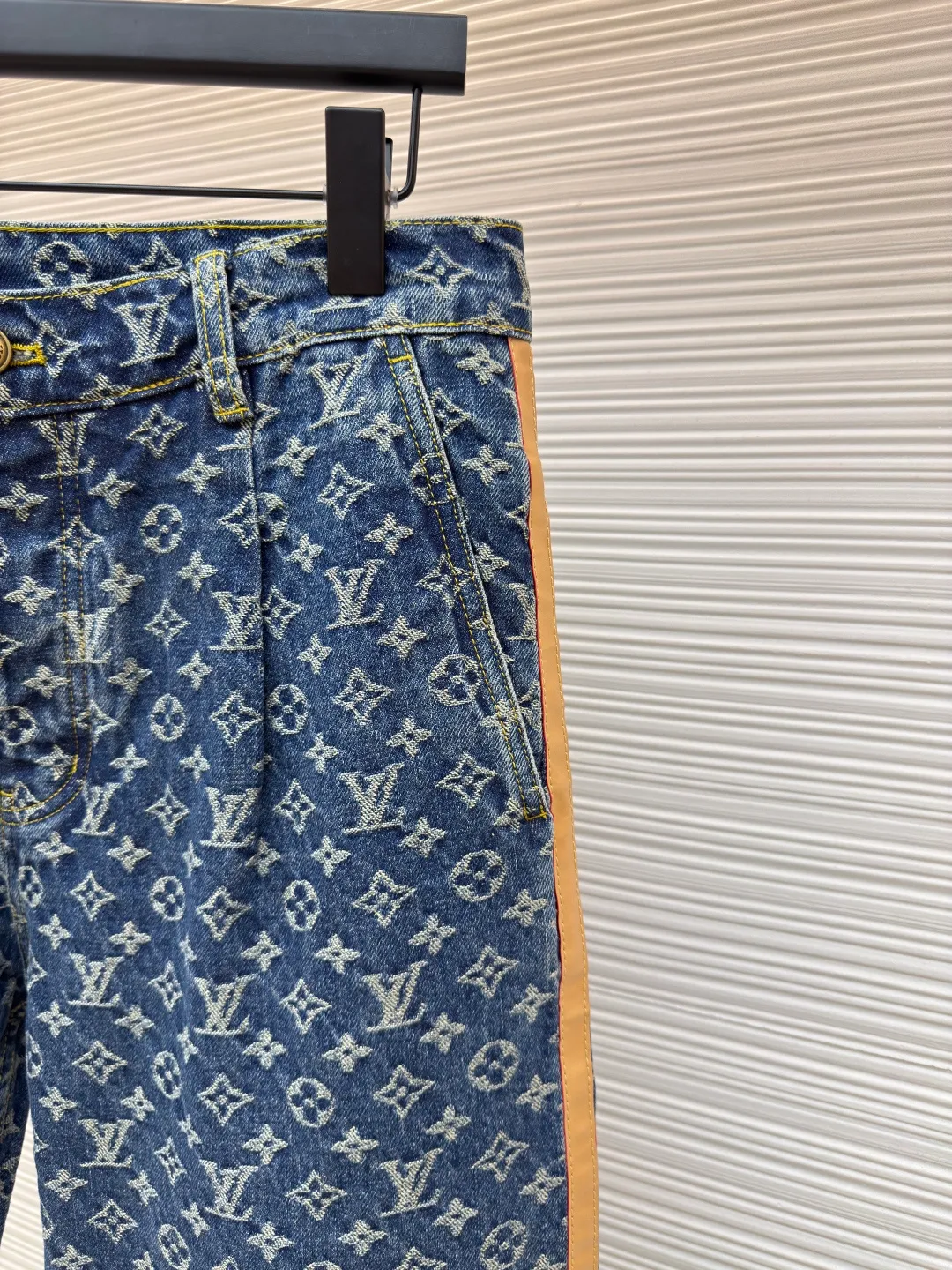 LOUIS VUITTON Jacquard full-print seam jeans ●Authentic product: Purchased and developed by 15599 ●Item number: 1680259-B45 ●Fabric: cotton fabric ●Technology: Printing process ●Version: Fitted version ●Weight: about 840 grams ●Size: 30-32-34-36 ●Description: Carefully crafted with cotton fabric, comfortable upper body Full-width jacquard reflects elegant color contrast The outside of the trouser legs is decorated with VVN ribbons, and the contrasting design is more refined. It has multiple practical pockets and a straight version. It can be matched with the same style to create a fashionable look and suit various occasions. Customized accessories, complete with three labels, same style for men and women!